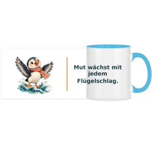 Mut wächst mit jedem Flügelschlag – Panorama Tasse zweifarbig